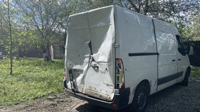 Пошкоджене авіабомбою авто у Харкові Пошкоджене авіабомбою авто у Харкові