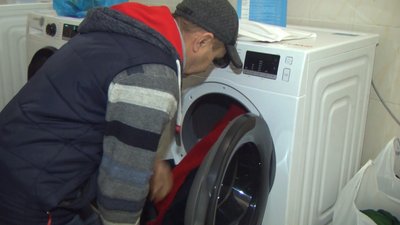 Сергій Панасов — працівник пральні, він допомагає відвідувачам. Сергій Панасов — працівник пральні, він допомагає відвідувачам.