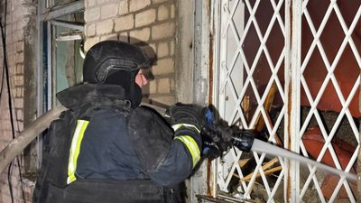 Рятувальник гасить пожежу в адмінбудівлі у Великому Бурлуку, куди влучив російський БпЛА, 11 квітня 2026 року Рятувальник гасить пожежу в адмінбудівлі у Великому Бурлуку, куди влучив російський БпЛА, 11 квітня 2026 року