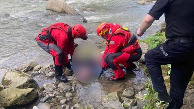 У Яремчі рятувальники витягнули з Прута тіло мертвого чоловіка У Яремчі рятувальники витягнули з Прута тіло мертвого чоловіка