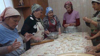 Черкаські віряни наліпили вареників для бійців на Сході України Черкаські віряни наліпили вареників для бійців на Сході України