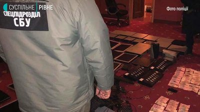 Запрошували обраних смскою: у Рівному судитимуть організаторів підпільного грального бізнесу Запрошували обраних смскою: у Рівному судитимуть організаторів підпільного грального бізнесу