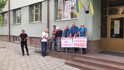 Місцеві мешканці під будівлею суду Місцеві мешканці під будівлею суду