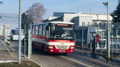 Автобуси з евакуйованими людьми з Уханя виїхали з аеропорту Харкова