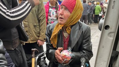 "Знаємо, що таке знущання військових РФ". Волонтери з Київщини привезли допомогу жителям Херсонської області "Знаємо, що таке знущання військових РФ". Волонтери з Київщини привезли допомогу жителям Херсонської області