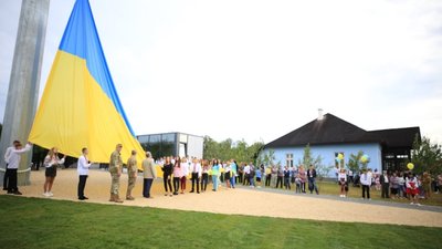 На Франківщині підняли найбільший прапор в області на батьківщині Степана Бандери На Франківщині підняли найбільший прапор в області на батьківщині Степана Бандери