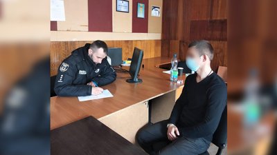 У Чернігові затримали чоловіка, що погрожував таксисту гранатою