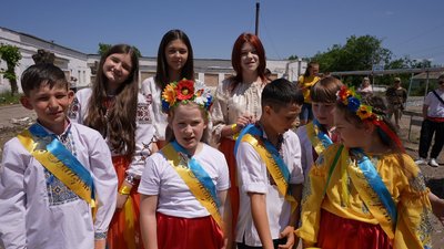 "Віримо, що нашу школу відбудують". Миколаївські випускники танцювали вальс на подвір'ї зруйновної гімназії "Віримо, що нашу школу відбудують". Миколаївські випускники танцювали вальс на подвір'ї зруйновної гімназії