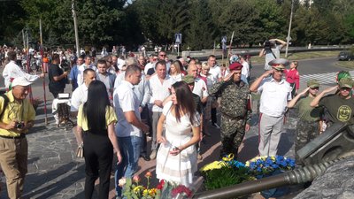 «Велике і щемливе свято»: у Полтаві у День Незалежності поклали квіти до пам’ятників