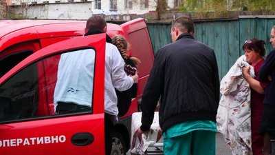 Рятувальники доставили до Запоріжжя дитину, яка зазнала травм під час обстрілів у Пологах Рятувальники доставили до Запоріжжя дитину, яка зазнала травм під час обстрілів у Пологах