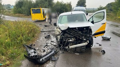 Аварія за участі шкільного автобуса та автівки «Укпошти» поблизу Берестечка