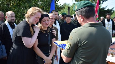На Закарпатті попрощалися із полеглим на війні прикордонником Василем Сідуном На Закарпатті попрощалися із полеглим на війні прикордонником Василем Сідуном