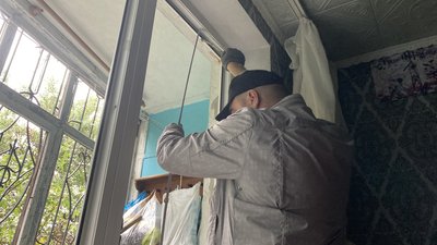 "Ми приїхали з гарячим серцем": волонтери допомагають закривати вікна жителям Балаклії