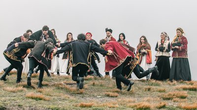 На горі Піп Іван у Карпатах актори Франківського драмтеатру презентували мистецький проєкт "Бій за Україну"