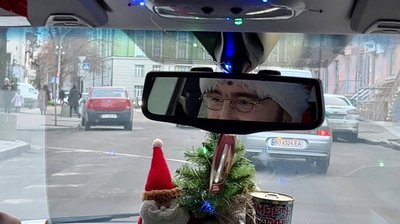 У Тернополі водій таксі щороку роздає понад сто кілограмів цукерок У Тернополі водій таксі щороку роздає понад сто кілограмів цукерок