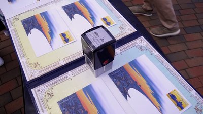 "Доброго вечора, ми з України": у Чернігові погасили нову марку від Укрпошти "Доброго вечора, ми з України": у Чернігові погасили нову марку від Укрпошти
