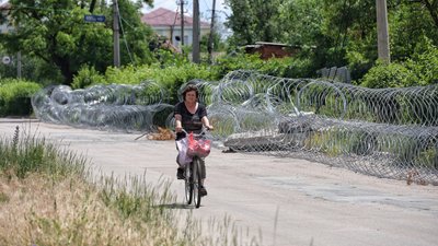 Жінка їде велосипедом у місті Дружківка, 19 червня 2026 року