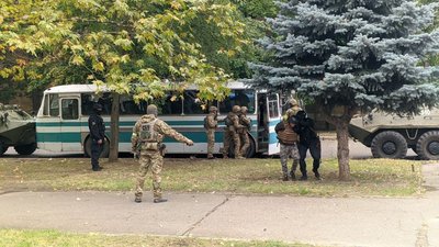 Силовики, бронетехніка та заручники: у Миколаєві відбулись антитерористичні навчання Силовики, бронетехніка та заручники: у Миколаєві відбулись антитерористичні навчання