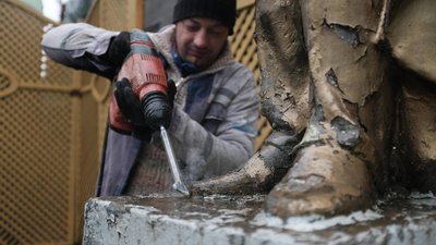 У Чернівцях демонтували пам'ятник Пушкіну У Чернівцях демонтували пам'ятник Пушкіну