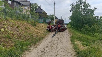 Виїжджав з двору на тракторі й перекинувся: на Тернопільщині в ДТП загинув чоловік