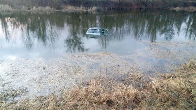 У Кіровоградський області рятувальники дістали з річки машину