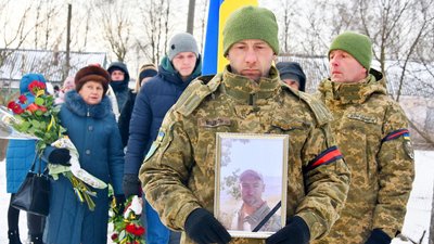 Загинув на Донеччині: на Чернігівщині попрощалися зі старшим солдатом Андрієм Овсієнком Загинув на Донеччині: на Чернігівщині попрощалися зі старшим солдатом Андрієм Овсієнком