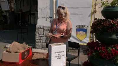 Плетуть "кікімори", складають сухпайки та збирають гроші: у волинській бібліотеці допомагають військовим Плетуть "кікімори", складають сухпайки та збирають гроші: у волинській бібліотеці допомагають військовим