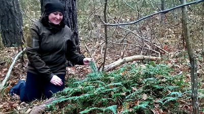 Співробітниця парку з багатоніжкою звичайною Співробітниця парку з багатоніжкою звичайною