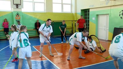 У Житомирі учні школи №17 та діти з синдромом Дауна зіграли товариську гру в флорбол У Житомирі учні школи №17 та діти з синдромом Дауна зіграли товариську гру в флорбол