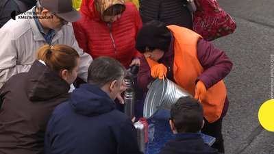 Люди стояли в черзі по декілька годин за гарячою водою. Люди стояли в черзі по декілька годин за гарячою водою.