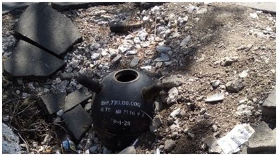 У Маріуполі жителі натикаються на міни у центрі міста У Маріуполі жителі натикаються на міни у центрі міста