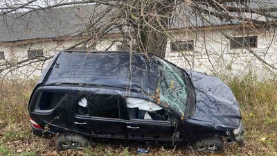 Автівка в'їхала в дерево: на Вінниччині в аварії загинув 36-річний чоловік Автівка в'їхала в дерево: на Вінниччині в аварії загинув 36-річний чоловік