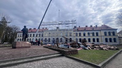 Монтаж купола над університетом в Дублянах Монтаж купола над університетом в Дублянах