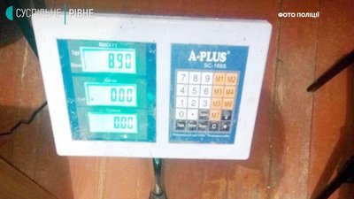 На Рівненщині поліцейські вилучили з авто 9 кг бурштину