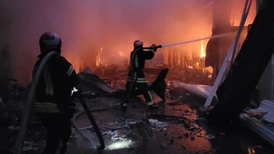 Рятувальники ліквідовують наслідки атаки Рятувальники ліквідовують наслідки атаки