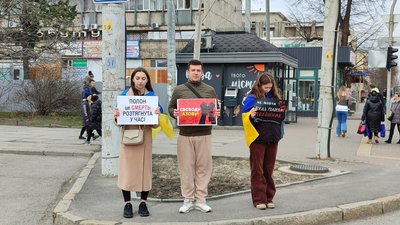 "Світ має знати, що їх там катують": у Вінниці пройшла мирна акція на підтримку військовополонених "Світ має знати, що їх там катують": у Вінниці пройшла мирна акція на підтримку військовополонених