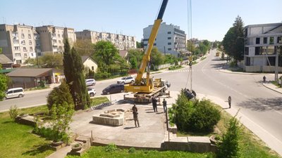 У містечку на Львівщині демонтували стелу радянських воїнів
