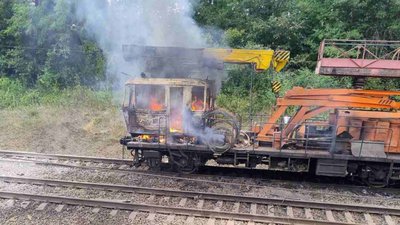 Пошкоджена внаслідок удару російського дрона дрезина