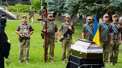 В Ужгороді попрощалися із полеглим на війні Іваном Завольським