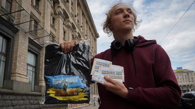 "Російський воєнний корабель... Всьо!" В Україні продають нову марку. СУСПІЛЬНЕ | ВІДЕОНОВИНИ