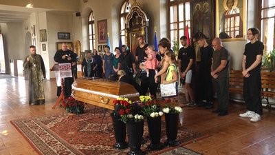 На тіло чекали два роки: у Хмельницькому попрощалися із захисником Олександром Котубеєм На тіло чекали два роки: у Хмельницькому попрощалися із захисником Олександром Котубеєм