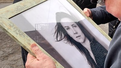 У Дніпрі попрощалися з двома лікарками-волонтерками, загиблими під час ракетного удару по будинку У Дніпрі попрощалися з двома лікарками-волонтерками, загиблими під час ракетного удару по будинку