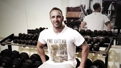 Тренування на війні: боєць з Тернопільщини облаштував спортзал просто неба Тренування на війні: боєць з Тернопільщини облаштував спортзал просто неба
