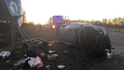 Водійка влетіла у дорожній знак та перекинулась Водійка влетіла у дорожній знак та перекинулась