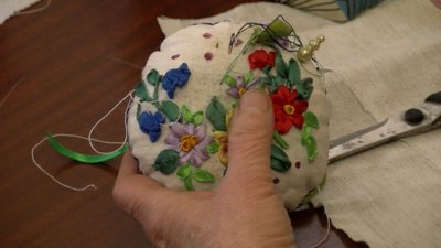 Пенсіонери у Луцьку шиють обереги для військових та навчають цьому переселенців
