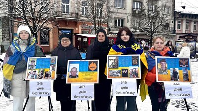 У Мукачеві родичі безвісти зниклих та полонених зробили виставку фото