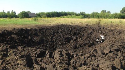 Вирва, яка утворилась поблизу приватних будинків, 6 серпня 2023. Вирва, яка утворилась поблизу приватних будинків, 6 серпня 2023.