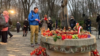 Кияни вшанували пам'ять загиблих біля меморіалу жертв Голодоморів