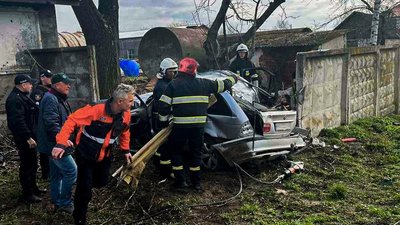 Рятувальники деблокували пасажирів з автівки, яка потрапила в аварію. Рятувальники деблокували пасажирів з автівки, яка потрапила в аварію.