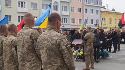 На Львівщині попрощалися із загиблим під Черніговом 22-річним офіцером Олександром Бандровським